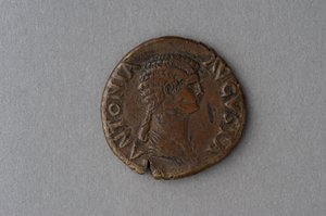 Moneda de Antonia (bronce)
